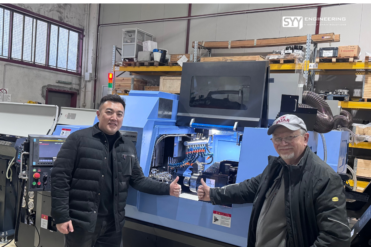 Team tecnico che coordina consegna macchine CNC